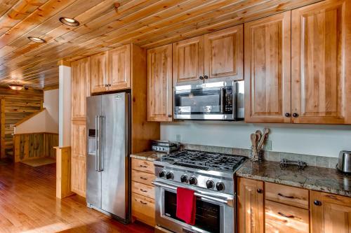 PURE LUXURY with Hot Tub, Pool Table and Sauna plus Wet Bar - Chessetts Lodge in Alma (CO)