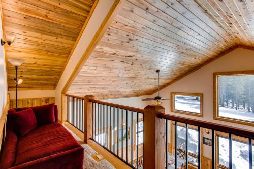 PURE LUXURY with Hot Tub, Pool Table and Sauna plus Wet Bar - Chessetts Lodge PURE LUXURY with Hot Tub, Pool Table and Sauna plus Wet Bar - Chessetts Lodge