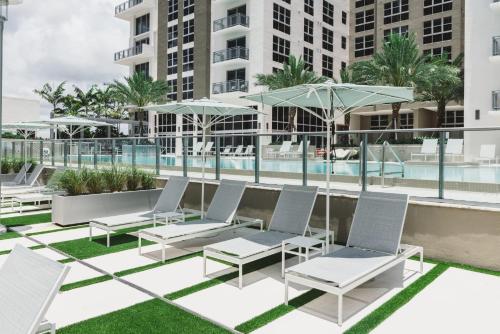 Swimming pool, Stylish and Modern Apartments at The Palmer Dadeland in Glenvar Heights