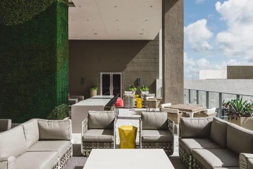 ระเบียง/ชานเรือน, Tucker at Palmer Dadeland Miami near ป่าเวทมนต์ของซานต้า