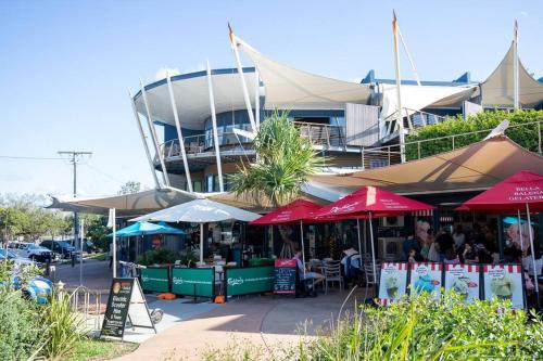 SALTWATER 1 - PENTHOUSE APARTMENT with OCEAN VIEWS - SLEEPS 8 SALTWATER 1 - PENTHOUSE APARTMENT with OCEAN VIEWS - SLEEPS 8