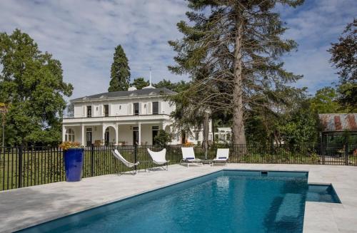 . Mt Vernon Villa by MajorDomo