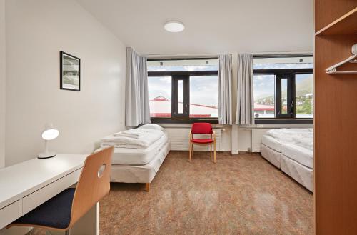 3 twin beds