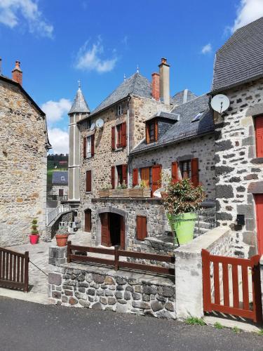 Maison typique pleine de charme Peyrusse Cantal