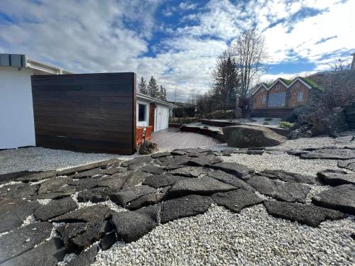 ICELAND SJF Villa, Hot tub & Outdoor Sauna Amazing Mountains and City View Over Reykjavík