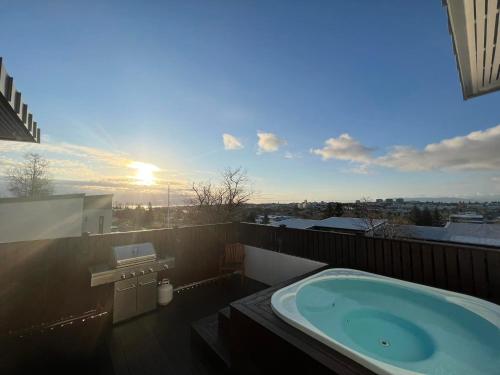 ICELAND SJF Villa, Hot tub & Outdoor Sauna Amazing Mountains and City View Over Reykjavík