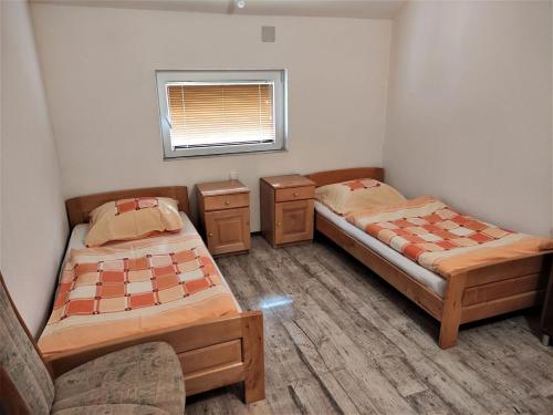 2 twin beds