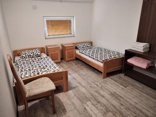 3 twin beds