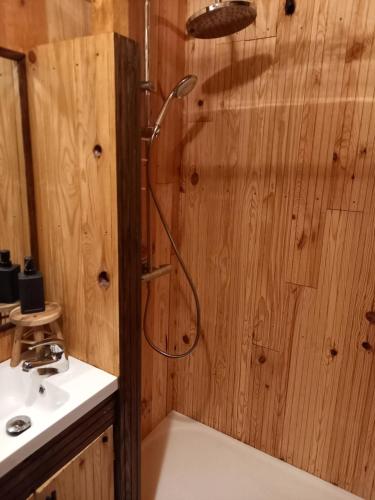 Bathroom, Cabane suspendue dans les arbres in Villebon-sur-Yvette