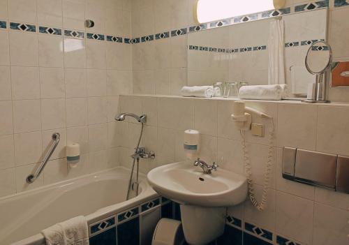 1 double bed, 2 twin beds, 2 sofa beds