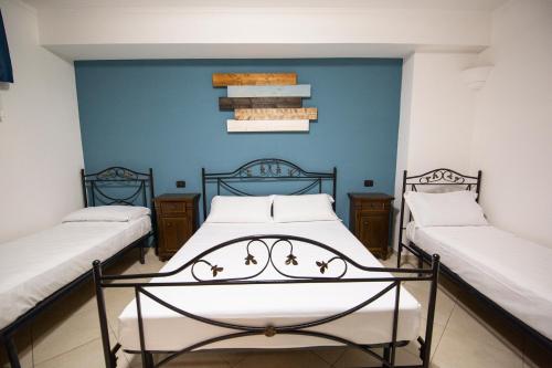 1 queen bed, 2 twin beds, 1 bunk bed