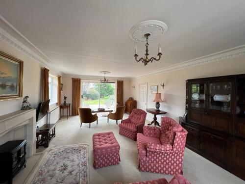 Spacious bungalow with large private garden