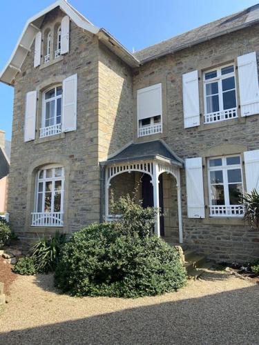 Belle maison pieds dans l'eau, vue mer! gîte à louer Argol