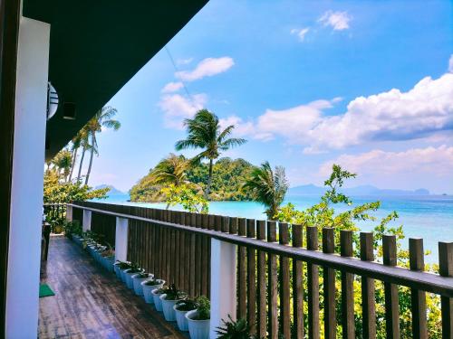 Orange Pearl Beach Resort Room Type - Deluxe Queen Room