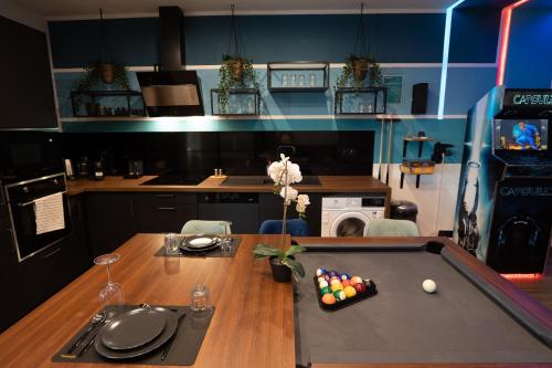 Szórakozási lehetőségek, Capsule Gaming balnéo & billard & babyfoot & sauna 2 chambres (Capsule Gaming balneo & billard & babyfoot & sauna 2 chambres) in Valenciennes