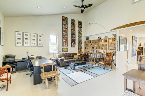 Charming Bayview Art House with Deck and Grill! in Green Bay, Vereinigte Staaten von Amerika