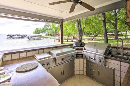 Lakefront Mabank Retreat with Dock and Boat House in Mabank, USA