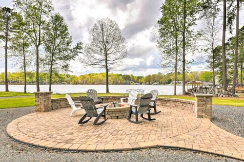 Dock and Fire Pit Mt Gilead Villa on Lake Tillery in อัลเบมาร์ล (NC)