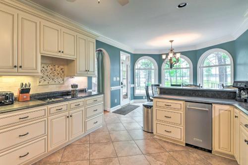 Dock and Fire Pit Mt Gilead Villa on Lake Tillery in อัลเบมาร์ล (NC)