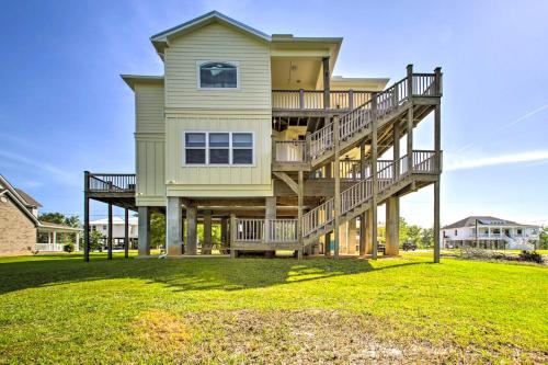 Waveland Abode with Patio, Walk to Beach!