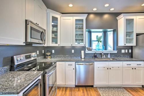 Waveland Abode with Patio, Walk to Beach! in Waveland, USA