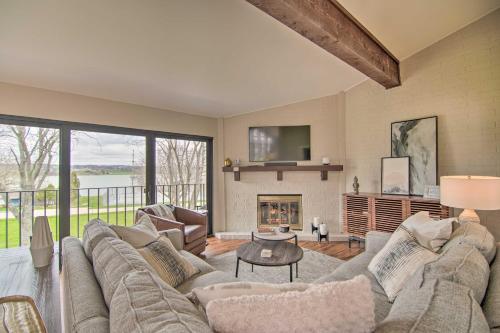 Cozy Lake Geneva Retreat with Year-Round Views! - Apartment - Lake Geneva