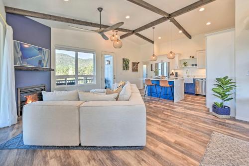 Mtn Views & Gas Fire Pit: Luxe Pine Escape! · Pine
