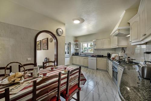 ห้องครัว,  5 ห้องนอน 4 ห้องน้ำส่วนตัว ขนาด 250 ตร.ม. – คาร์โวเอโร ซิตี้เซ็นเตอร์ (Villa Miguel) in คาร์โวเอโร ซิตี้เซ็นเตอร์