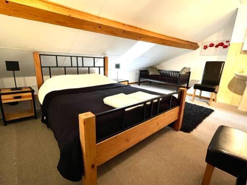 Double Room with Private Bathroom - Not Located In The Bedroom