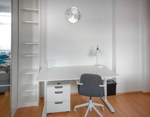 SweetHome - ruhig - große Küche, Balkon, Stellplatz, WiFi, Magdeburg (Foto 8)