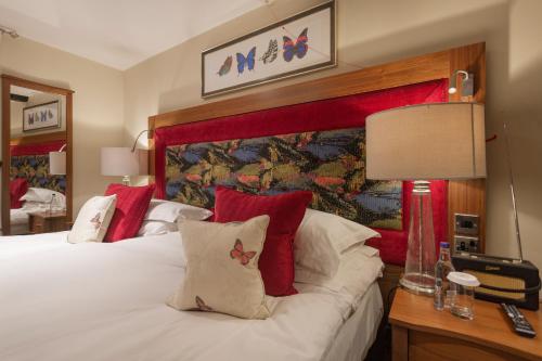The White Hart Royal Hotel, Moreton-in-Marsh - Tap to explore photos