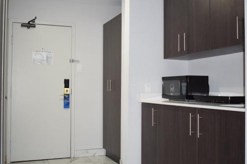 Days Inn by Wyndham Kingston Room Type - Studio with Two Queen Beds - Non-Smoking