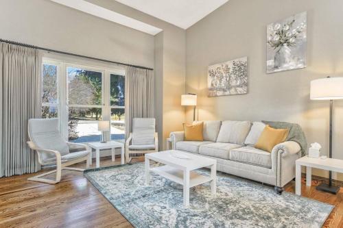 Spacious 5BR House with Peak Views in Colorado Springs in Colorado Springs, USA