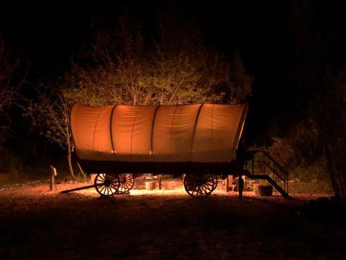 B&B Grants Pass - Cozy Wild West Covered Wagon next to River - Bed and Breakfast Grants Pass