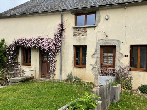 GITE EN MORVAN La clématite gîte à louer Ménessaire