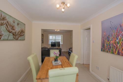 Modern 4 Bedroom Detached House in Cardiff