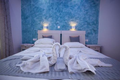 1 queen bed, 1 twin bed