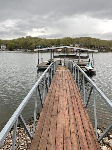 Loft , boat dock, 2 bedrooms , pet friendly