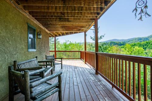 Balcony/terrace, Highland View Hot Tub Pool Table Fireplace in Pigeon Forge Suburbs