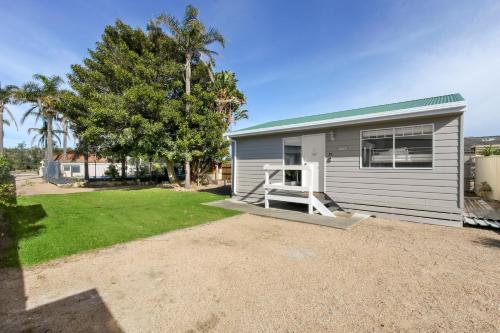 Exterior view of The Beaches on Lakes Cottage - Cosy Coastal Escape
