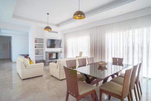 Deluxe Villa image 2