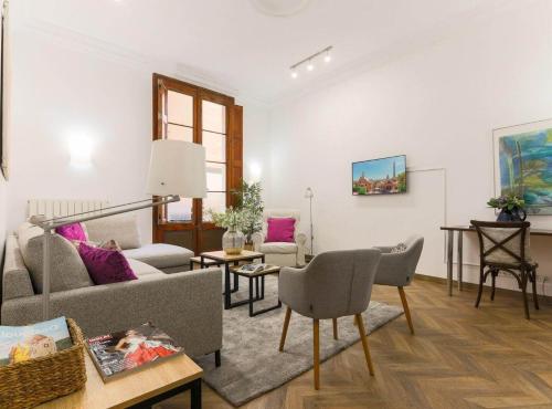 Great Spacious Apartment in the Gothic District City Center