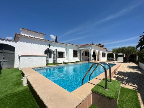 Villa 4 chambres/Proche de la mer gîte à louer Montroig