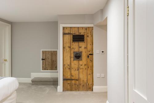Georgian 2 Bed Apartment with 3 Bathrooms and Parking, Бат (фото 6)