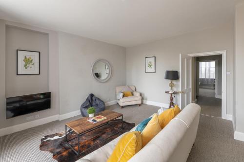 Georgian 2 Bed Apartment with 3 Bathrooms and Parking, Бат (фото 7)