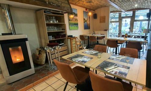 餐廳, 維埃耶費爾姆沙斯皮埃爾酒店 (La Vieille Ferme Chassepierre) in 弗洛朗維爾