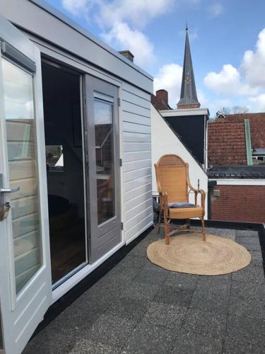 Stijlvol & lief onthaast-huisje met piano, tv en wifi in Holwerd