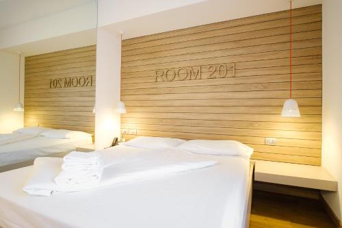 2 twin beds