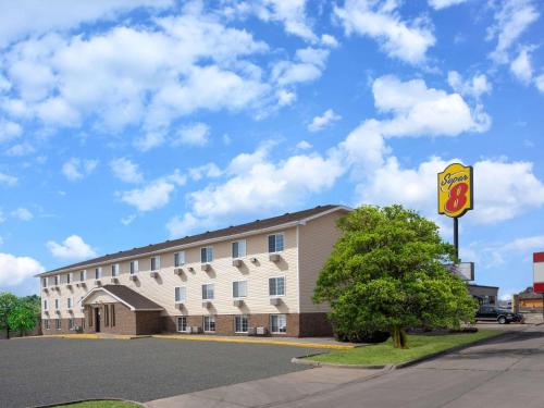 Super 8 by Wyndham Clinton in Clinton, USA