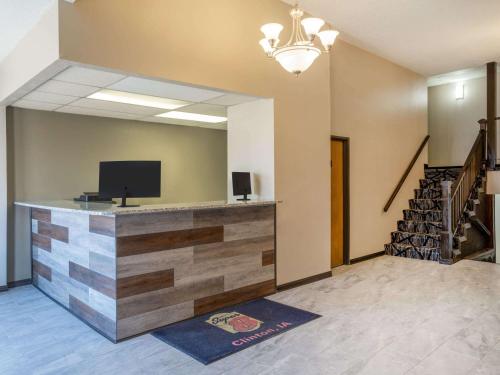 Előcsarnok, Super 8 By Wyndham Clinton in Clinton (IA)